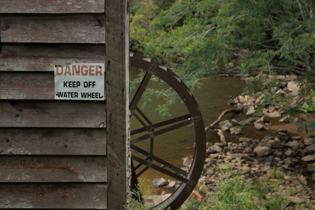 Orangefarbene Warntafeln an Fahrzeugen: Was steckt dahinter?